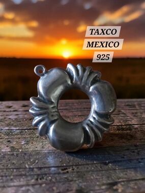 Taxco Mexico 925 Sterling Silver Floral Donut Pendant - Polished Silver